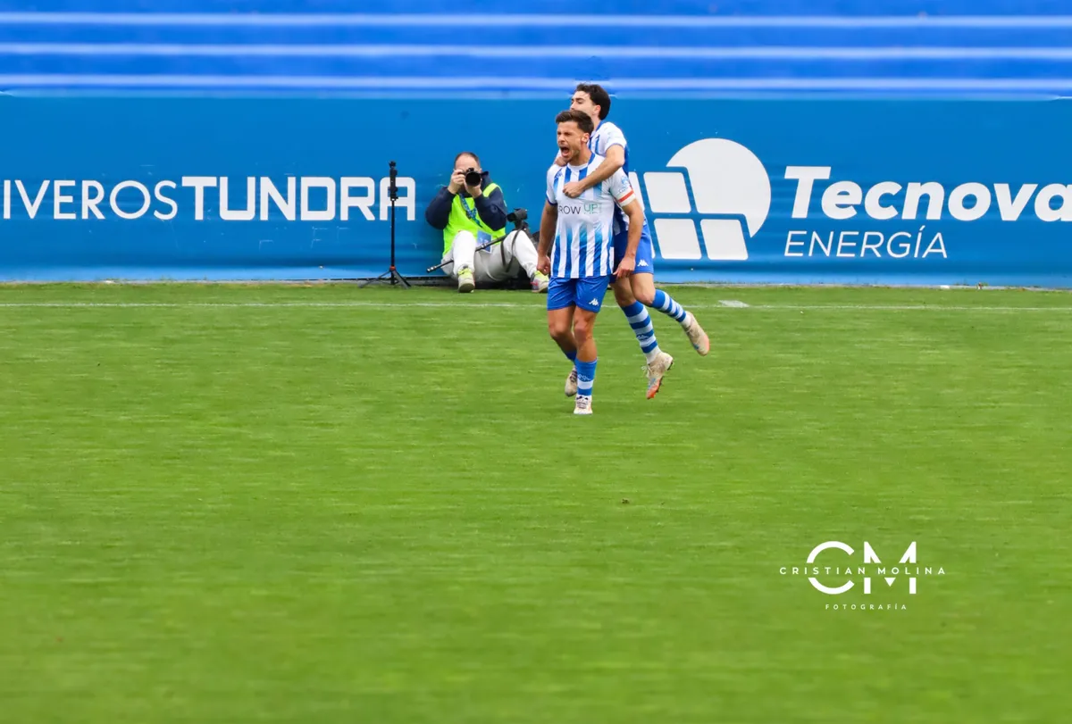 Celebración del 1 a 0. Pablo Carbonell con Izan Llinares. / Cristian Molina