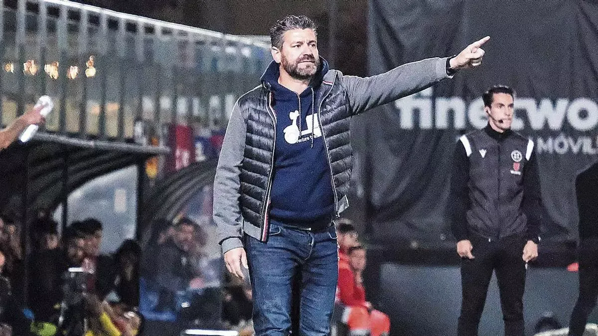 Fernando dirigiendo un partido con el CD Eldense / Diario Información Áxel Álvarez